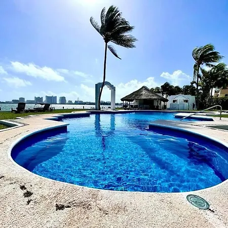 Luxurious Lagoon-Front Apartment In Hotel Zone Tranquility Meets Elegance Near Top Attractions And Beaches
